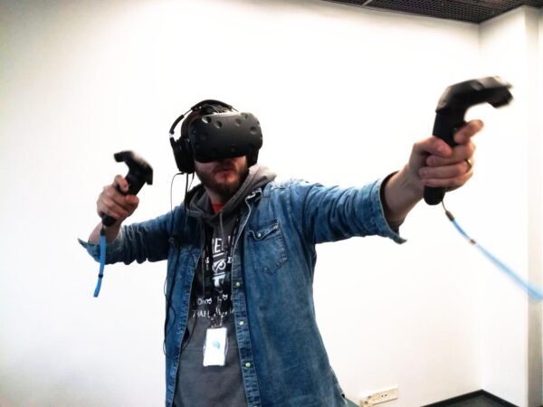 Mies pelaa VR-peliä. En man spelar VR-spel.