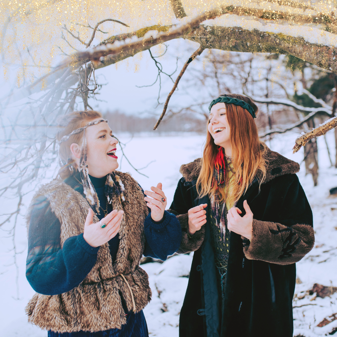 Kajos-yhtyeen jäsenet laulavat.