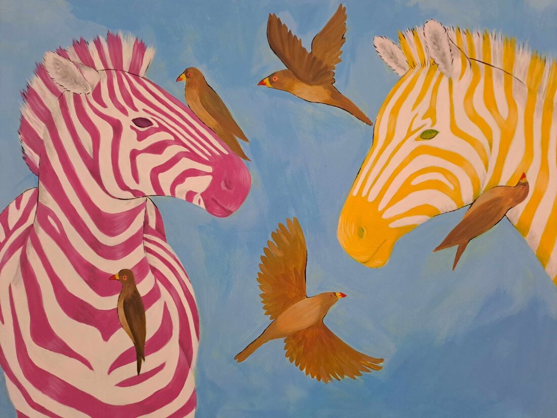 Nuorten ART-näyttelyn maalaus. Kuvassa värikkäitä seeproja.